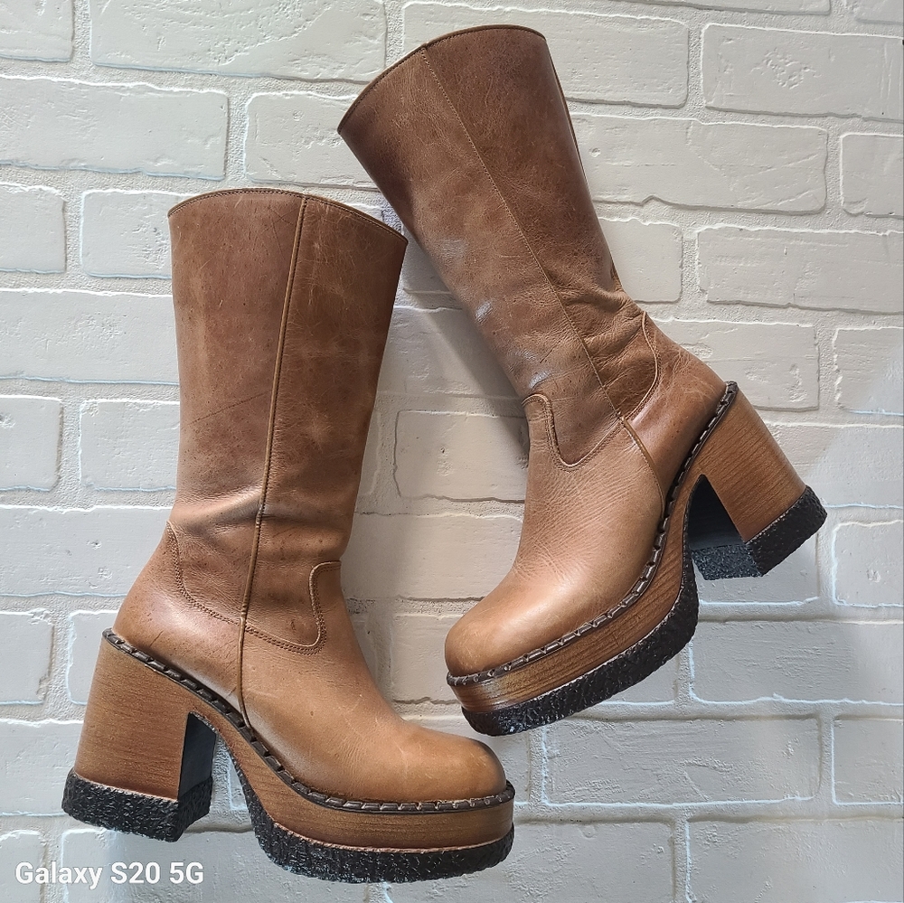 London Underground 90s Vintage Camel leather Boots Chunky Platform Bratz vibes.